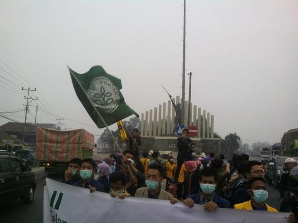 AwanHardian's tweet photo. Ini aksi Kita mana aksi loe ? @bemfaperta #bemAbukanMITOS http://t.co/ycMxKKVGqL