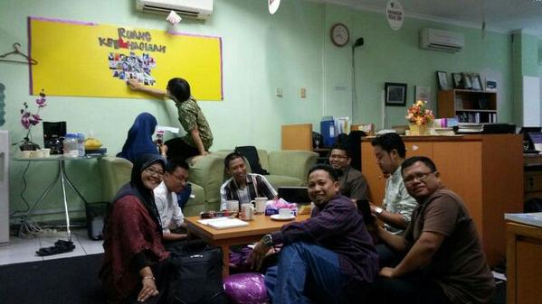 raziqaskari's tweet photo. H-10 seluruh tim DD mulai bahas detail persiapan acara dan sgala perlengkapan #BehindTheScene #PanggungInspirasi http://t.co/CTekvOuwUD