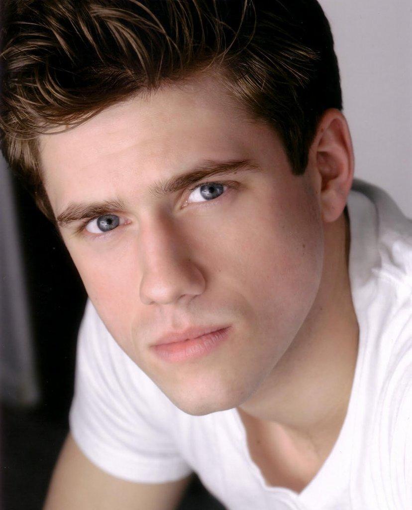 Happy 31st birthday Aaron Tveit, last on Broadway in three whole years ago. 