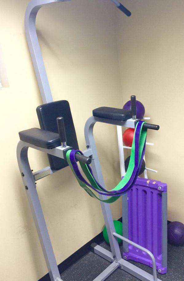 CoachJulieDW's tweet image. Building stability, core and arm strength using assistance from @RUBBERBANDITZ #travelfit #fitbodyhack #workouthack