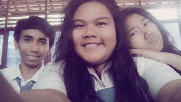 Kenniacj's tweet photo. With @SintyaUtamii dan @Jamal_GF #selfie#kelas http://t.co/lrAvGMWK0s