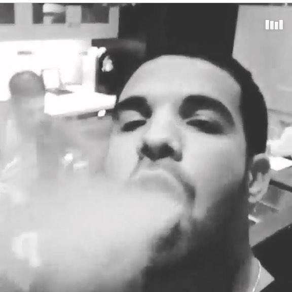 JadoreJ__'s tweet photo. DAY 21: DRAKE SMOKING HOOKAH @WordOnRd #24DaysOfDrake ๐โค๏ธ http://t.co/MWalMFSFgo