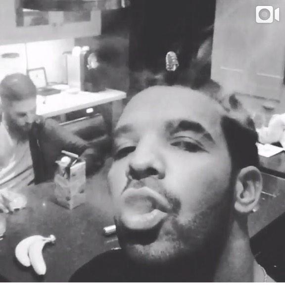 JadoreJ__'s tweet photo. DAY 21: DRAKE SMOKING HOOKAH @WordOnRd #24DaysOfDrake ๐โค๏ธ http://t.co/MWalMFSFgo