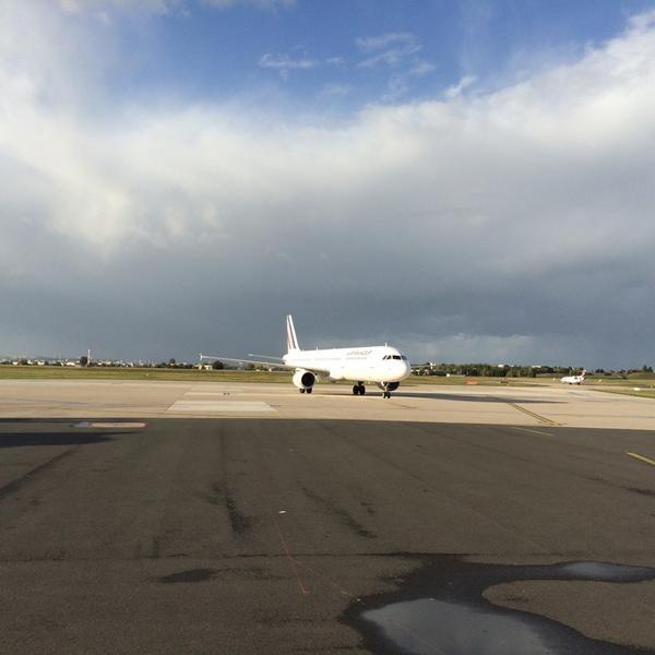 oli_aura's tweet image. RT @DGACfr: #labline @AirFranceFR @Total @Amyris @RoyalSegolene arrivée du vol biocarburant Toulouse Orly