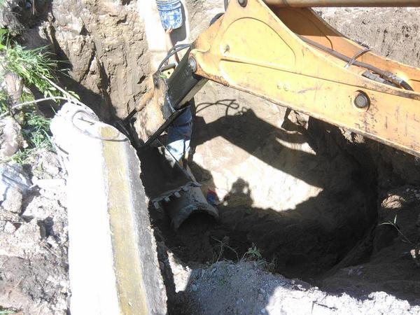 albertomorapsuv's tweet photo. Sustitución de 42 MTS de tubería en la intercomunal a la altura del sector bicentenario http://t.co/hTeUwqAqJr