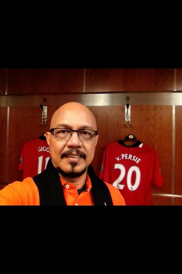 KickAndyShow's tweet photo. Jersey persie msh digantung sblm pertandingan. Beruntung bisa ntn persie dkk berlaga Di old trafford ~ andy noya http://t.co/47HOnei8Ry