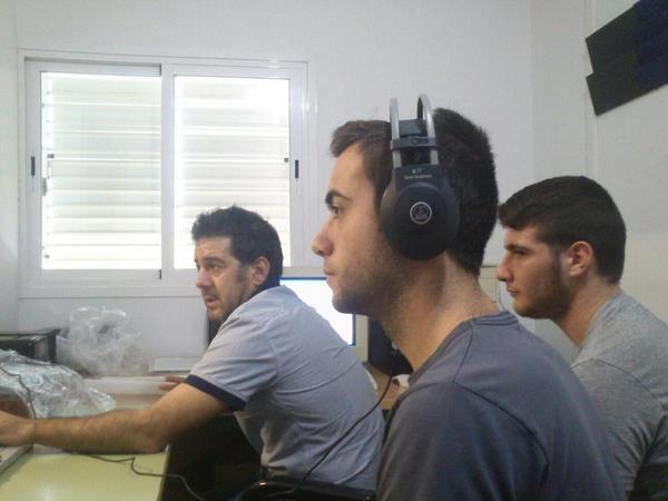 AUMBenahadux's tweet photo. Hoy hemos estado en Aurantia Radio FM, donde alumnas del taller de radio del instituto nos han entrevistado. http://t.co/69SICs671T