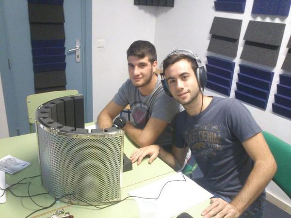 AUMBenahadux's tweet photo. Hoy hemos estado en Aurantia Radio FM, donde alumnas del taller de radio del instituto nos han entrevistado. http://t.co/69SICs671T