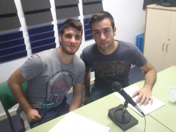 AUMBenahadux's tweet photo. Hoy hemos estado en Aurantia Radio FM, donde alumnas del taller de radio del instituto nos han entrevistado. http://t.co/69SICs671T