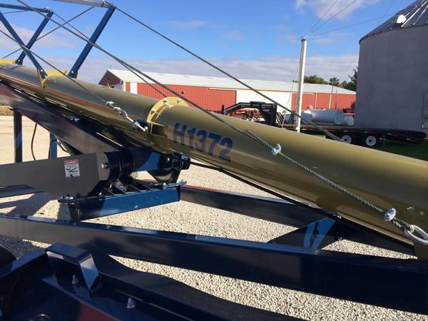 WolfGrainSys's tweet photo. 13x72 Harvest International. Built like a tank. How much #iron is in your #auger?  #heavyduty http://t.co/MhymFPBlRg
