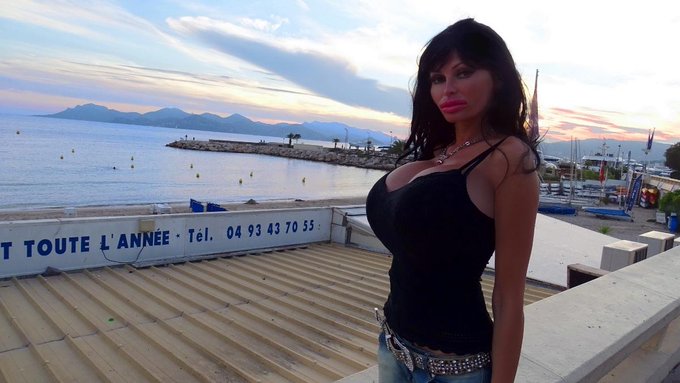 A beautiful evening in #Cannes http://t.co/eHToyAl5K7<a href="/tag/cannes"class="tags">#Cannes</a>