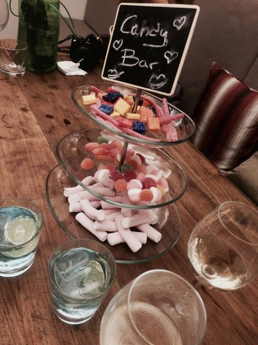 Barna_Chic's tweet photo. Hora del candy bar y de gintonics, soóo si reservas esta mesa! #reserva45 #cocomobcn #cocomolovesbloggers @Cocomobcn http://t.co/T4q8XlN50o