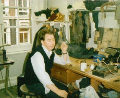 A great couple of pics from Tom and Paul's apprenticeship. Vogue and NY Times like us too....
englishcut.com