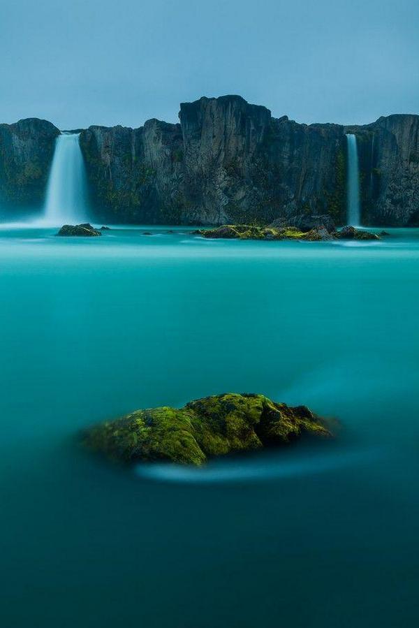 PicssEarth's tweet photo. Waterfall of Gods, Iceland http://t.co/4okjyPMSyw