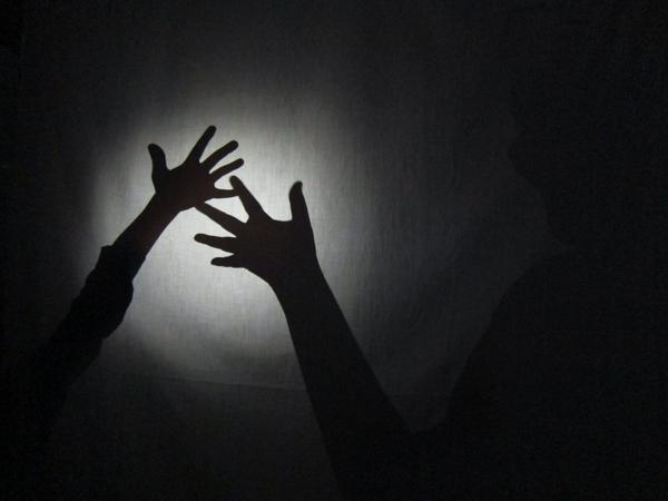 SperlingKajsa's tweet photo. Ljuslab för barn i Angered på Blå Stället. Ett utforskande i ljus och färg på höstlovet. http://t.co/6ENju6F1sF http://t.co/HjJnp1Sxuf