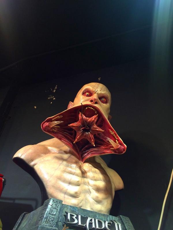 Realicezhou's tweet photo. #vampire #Halloween vampire in Beijing - a costume shop... http://t.co/2eCfOlVK9o