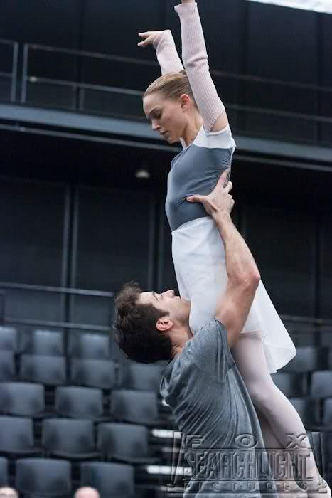 Katz 在Twitter 上："Natalie and her future husband, French choreographer Benjamin Millepied, training the set of #BlackSwan http://t.co/UWLUrWuO3k" / Twitter