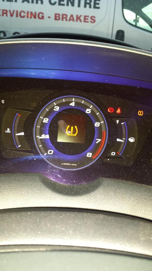 JCee12's tweet image. #civicproblems #help i know its to do with tyre pressure but even blowing the tyres up wont take the warning away.
