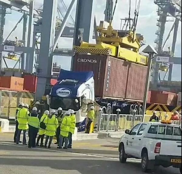 Someone's forgot to unlock their Twistlocks.