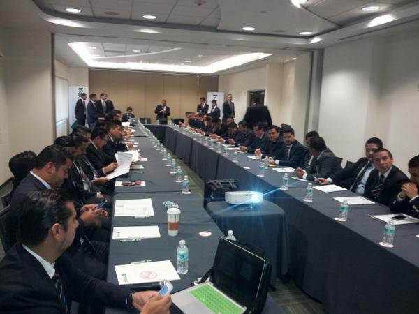 GrupoTecnocasa's tweet photo. Hoy día de Meeting Manager #Franquiciatarios, buen trabajo! #objetivos #equipo @tecnocasamexico @kironmexico http://t.co/U6cL1n2Vss