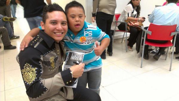 Remex_Music's tweet photo. Hace momentos @bandatrakalosa y @xitlaliSar en @genteregiatv y conviviendo con 2 niños con capacidades diferentes http://t.co/2mIfYKMvG1