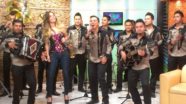 Remex_Music's tweet photo. Hace momentos @bandatrakalosa y @xitlaliSar en @genteregiatv y conviviendo con 2 niños con capacidades diferentes http://t.co/2mIfYKMvG1