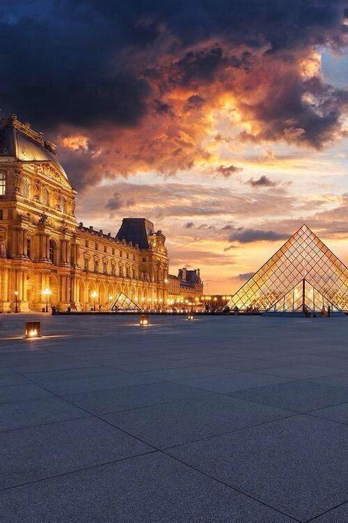 sabiastuque_'s tweet photo. “Atardecer en El Louvre, París. http://t.co/RGDn4atZ24