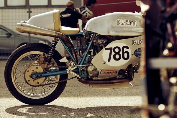 CafeRacer_ID's tweet photo. "@EmanueleSpozio: 😍😍😍 http://t.co/pp0dH5VrKc" 786