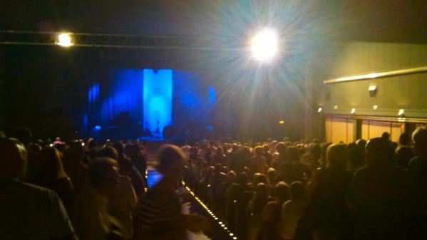 RaulPuchol's tweet photo. Publico puesto en pie pide la vuelta de Los Secretos y....si!  @C100Castellon hay más!. Espectacular @firadonda http://t.co/8obCWnOIXY