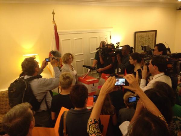 FLCleanFuture's tweet image. ICYMI: Yesterday, nearly 100k petitions were delivered urging @FLGovScott to come up w/strong #climate action plan