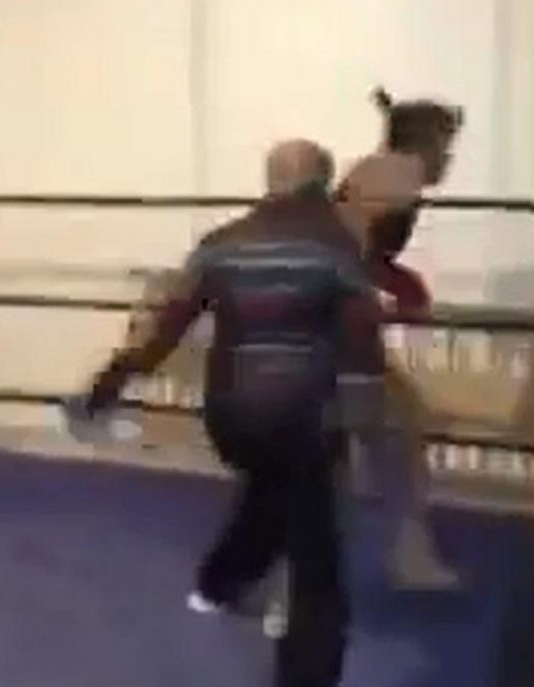 ActualidadRT's tweet photo. [VIDEO] Un anciano noquea a un joven boxeador en veinte segundos http://t.co/EWMQPflrhS http://t.co/wkJ7zlqGBz