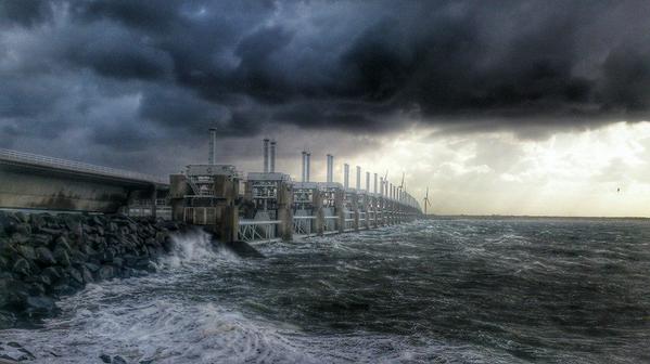 Ruig! "<a href="/jooostdevries/">Joost de Vries</a>: De Oosterscheldekering. prachtplaat! Mag linea recta op een groot doek in museum ”