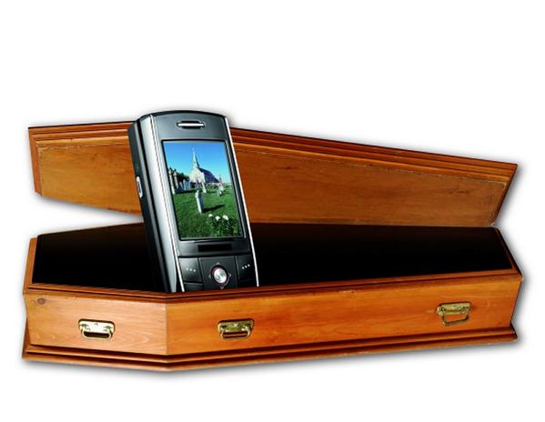 IamMacySantos's tweet photo. To #MyDeadPhone you didn't survive in this day of smartphones but you're never forgotten. RIP at the #PhoneCemetery http://t.co/N52ZyGcbEB