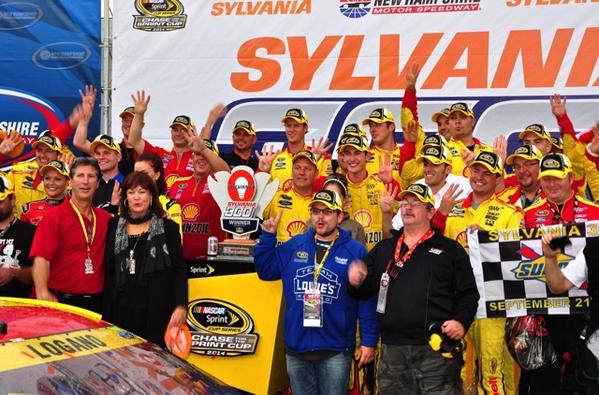 brndout35's tweet photo. Okay I just downloaded the @joeylogano app. Its between him and Carl Edwards for the Championship. @NHMS VL pic http://t.co/NI4NAdQ2MM