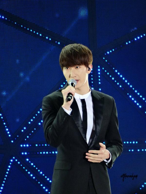 Cyaaa1004's tweet photo. "@TangerangELF: [SunshineZhouMi] [141018] SMTown Shanghai: Solo~ (cr: 我的青春都在李赫宰那) http://t.co/gSUX5DHQ8M"