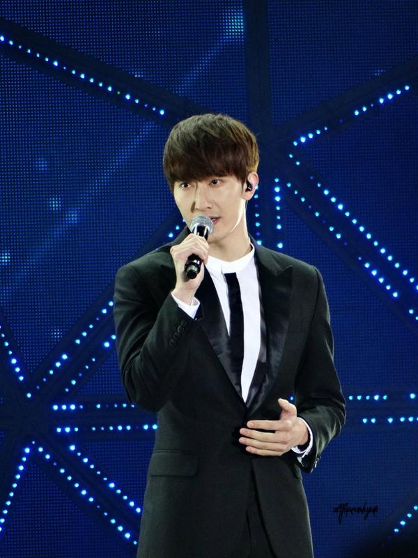 Cyaaa1004's tweet photo. "@TangerangELF: [SunshineZhouMi] [141018] SMTown Shanghai: Solo~ (cr: 我的青春都在李赫宰那) http://t.co/gSUX5DHQ8M"