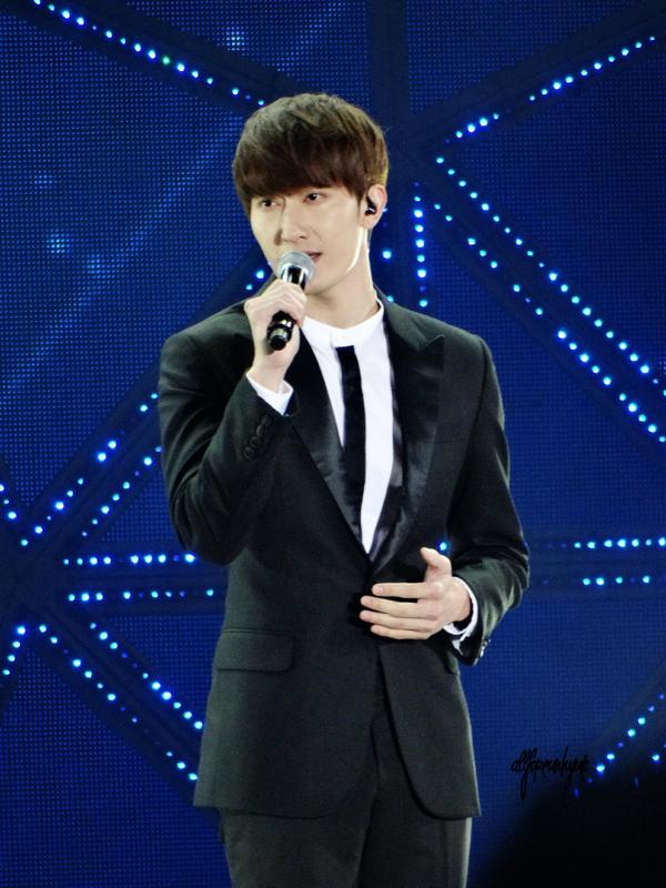 Cyaaa1004's tweet photo. "@TangerangELF: [SunshineZhouMi] [141018] SMTown Shanghai: Solo~ (cr: 我的青春都在李赫宰那) http://t.co/gSUX5DHQ8M"