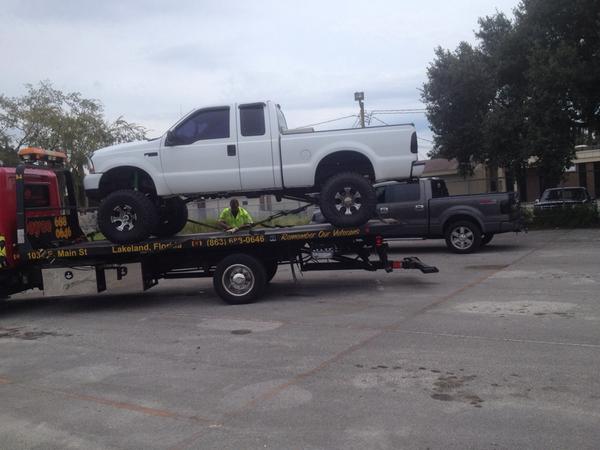 DevenKnight1's tweet photo. Stroker down...😔 #pitmanarm #7.3 big truck probs http://t.co/aScnUg75Er