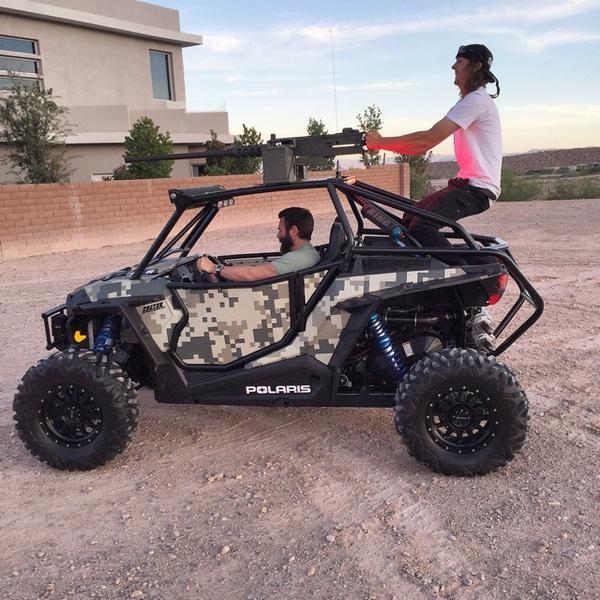 ValentinBlft's tweet image. “@DanBilzerian: Neighborhood watch @buckfishglass #MaDeuce http://t.co/hwGtaRAJV0” le mec pas dangereux t'inquiète