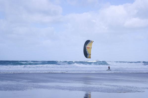 kitespeed's tweet photo. @GINridersworld @kitespeed sennen cove cornwall uk 
hurricane 45-50 mph + gusts 5and 7 mtr Zulu.
love my gin http://t.co/qFQDG4aVtL