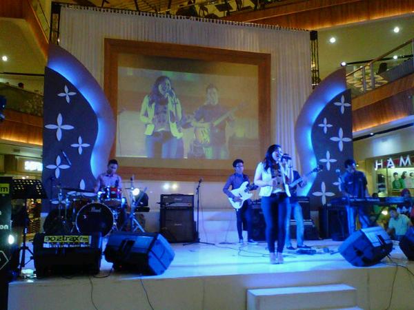 Makasih bro.. :) RT <a href="/andaru_abisatya/">Uus Trie</a>: Good perform...<a href="/Rencangjazz/">Rencang Band</a> #JiTM <a href="/JAZZNGiSORiNGiN/">Jazz Ngisoringin SMG</a>