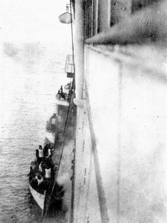 HistoriaDiceQue's tweet photo. Sobrevivientes del Titanic embarcando en el Carpathia en 1912. http://t.co/EzS8g6MR6U