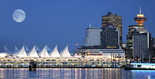 Esta postal nos muestra una de las mejores ciudades para vivir: Vancouver, Canadá y el mar Pacífico que la rodea.