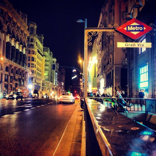 SecretosdeMadri's tweet photo. Esa intensa pasarela de vidas y colores llamada Gran Vía ¡Buenas noches! #madrid http://t.co/UCd98Z3Nzv