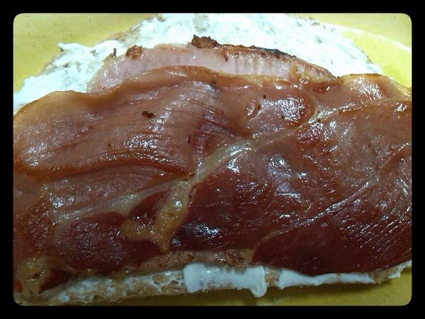 BarSayagues's tweet photo. ¿Os gusta el queso azul ?¡Pues esta es vuestra tapa!,con sajonia y jamón #TapaNueva #Blue&amp;Red #otroplacerdelsayagues http://t.co/8Ddbb264yg