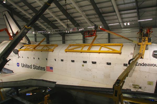 ShorealoneFilms's tweet photo. Photo from todays closure of 1 of #endeavour ’s payload bay doors. #CSC #goforpayload #space #NASA 5f http://t.co/zJ3amak9GI