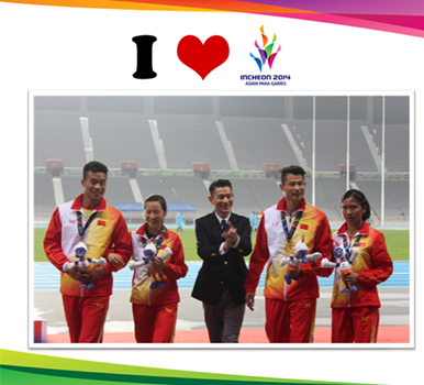 [I♥APG] Actor #AndyLau giving applause to all participants at the  #Incheon2014APG! Thank you for your support! :)