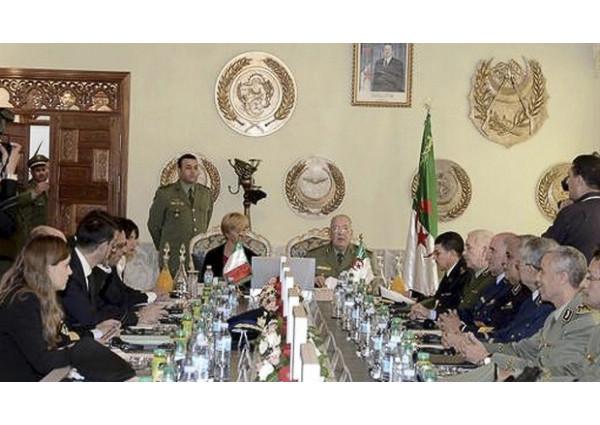  وزيرة الدفاع الإيطالية تزور الجزائر B0gnHmlCAAAZv4V