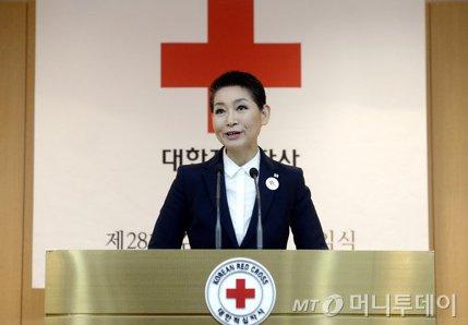 박근혜 대통령 최악의 막장 인사! 김성주 때문에 대한적십자사의 기부금도 대폭 삭감하게 될 듯… 지자체들은 통장들 동원해 세대방문해서 적십자 기금 독촉 중단해야!
 durl.me/7mcxni