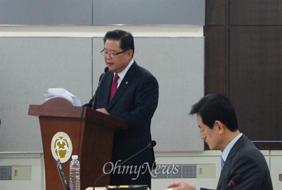 "예산 부족한데 홍보물만 40만부... 사전선거운동?"
ohmynews.com/NWS_Web/View/a…
대구교육청 홍보물 질타... "우동기 교육감 소개만 12페이지"

추경예산을 편성하면서까지 무리하게 홍보물 배포